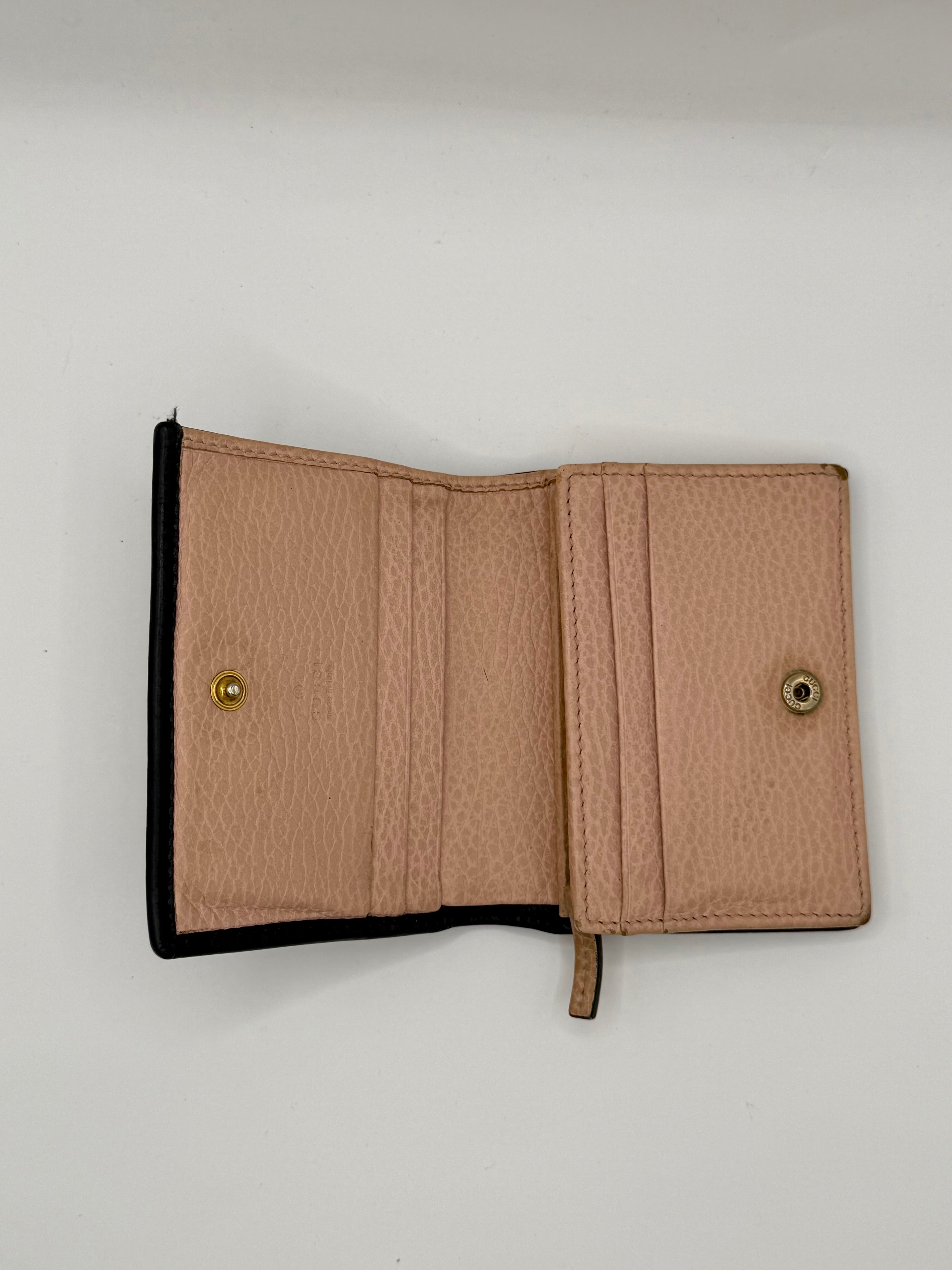 Gucci GG Marmont Bow Mini Wallet – Black Leather with Floral Interior