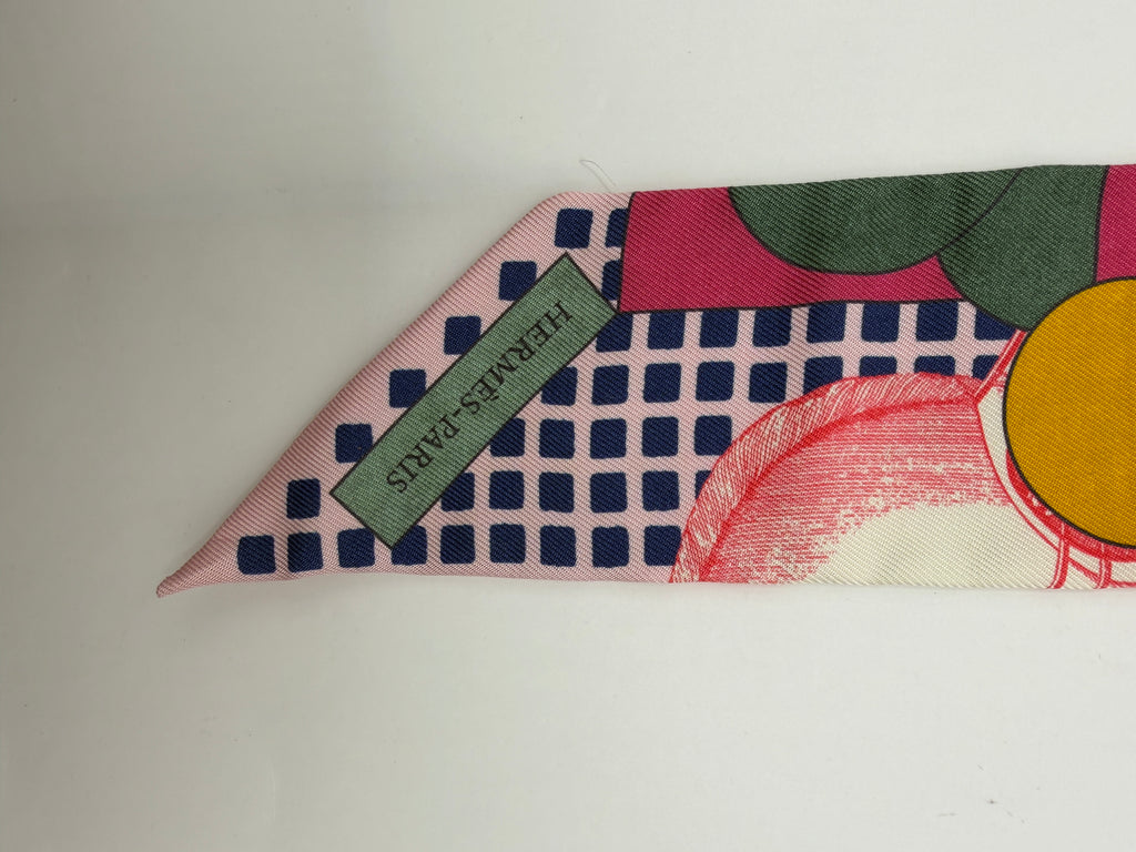 Hermès Cavalier en Formes Silk Twilly – Pink Multicolor