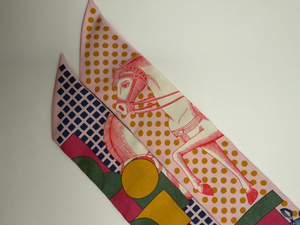 Hermès Cavalier en Formes Silk Twilly – Pink Multicolor