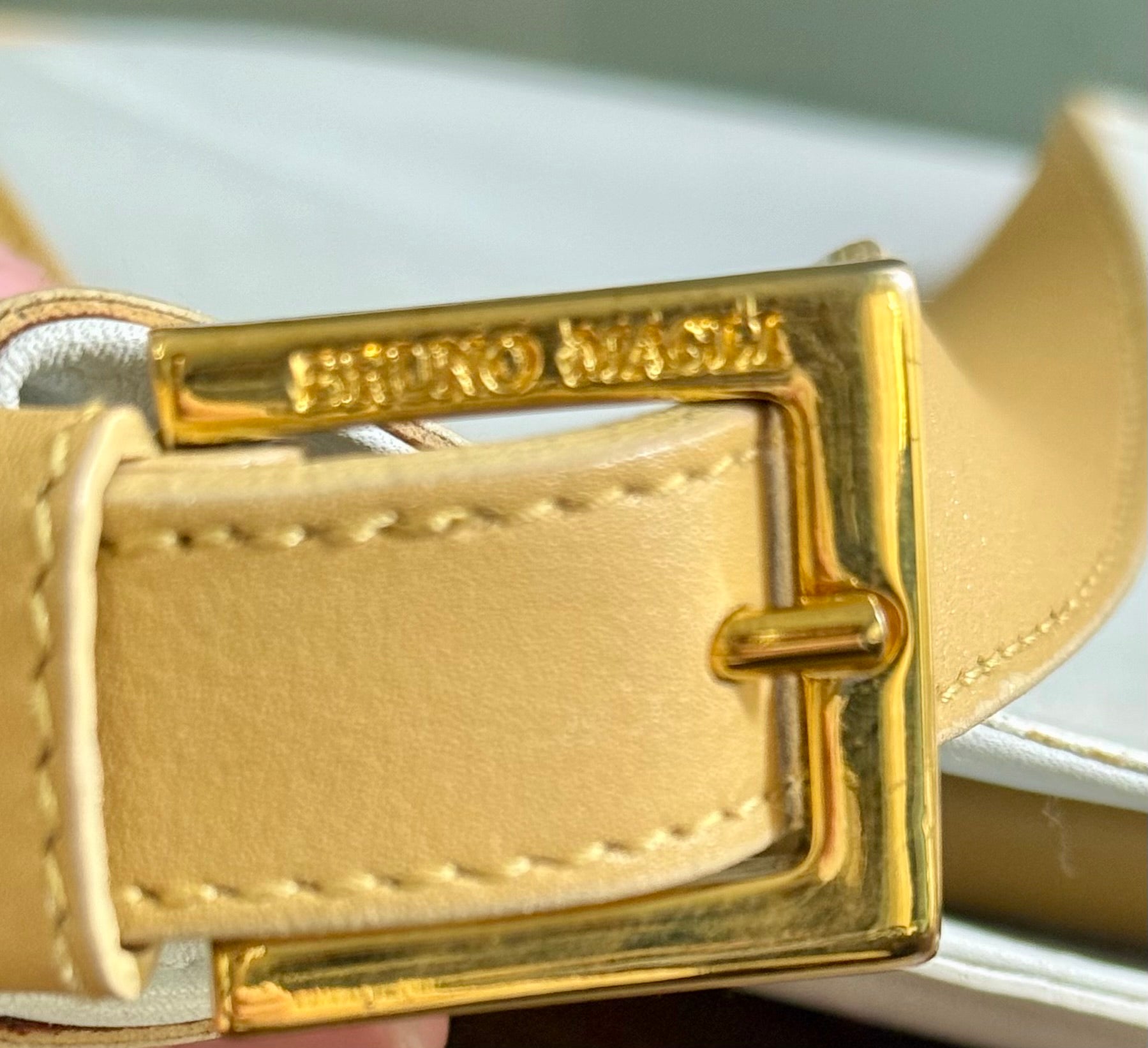 Bruno Magli Ivory Camel Leather Shoulder Bag Small Hobo Italy Gold Hardware Minimalist Y2K