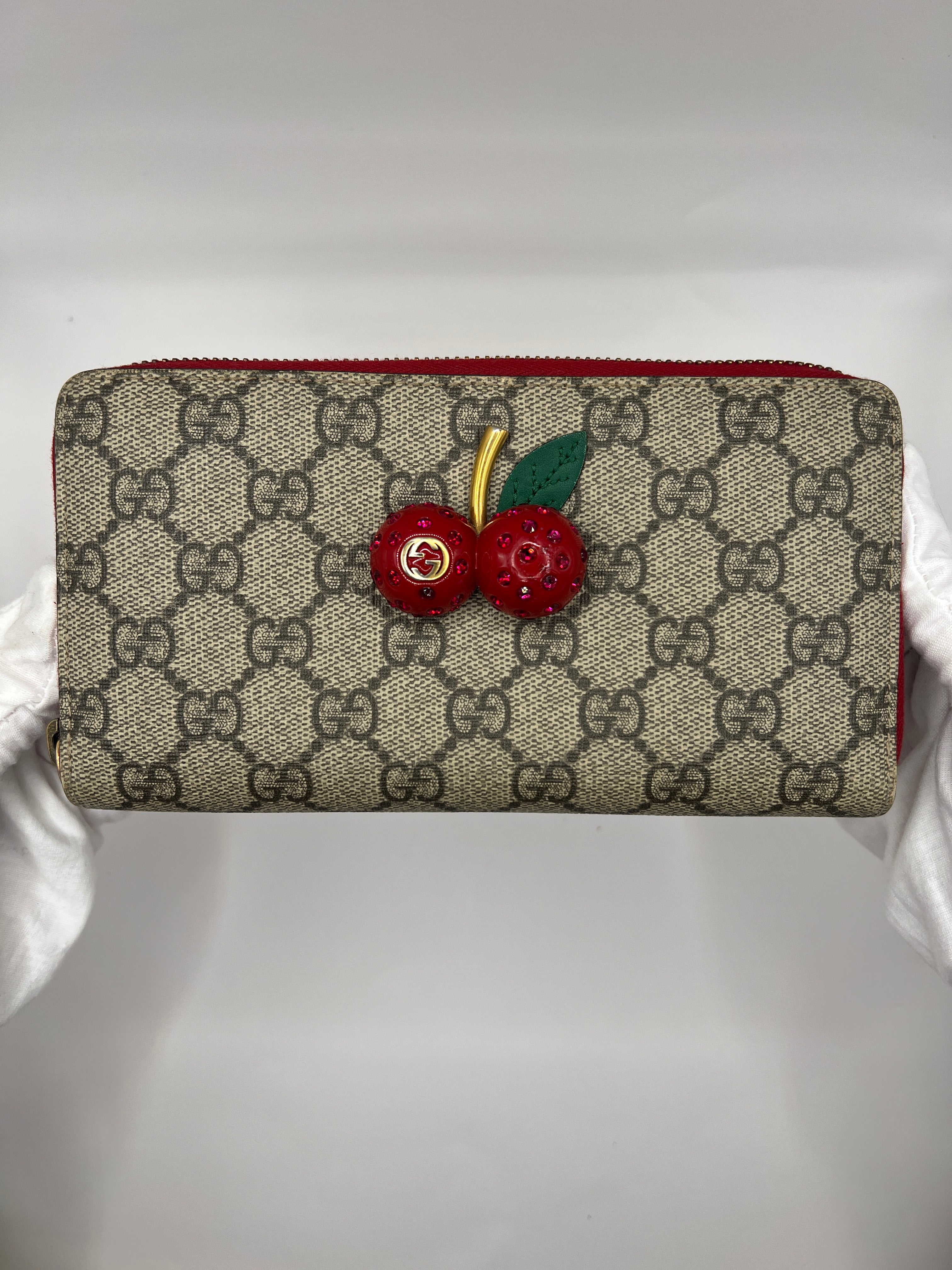 GUCCI(グッチ)GGスプリーム チェリーウォレット GUCCI(グッチ) GGスプリーム チェリー 二つ折り財布 コンパクト